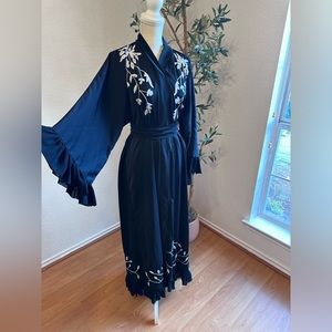 Black abaya with embroidered white flowers in GREAT condition!